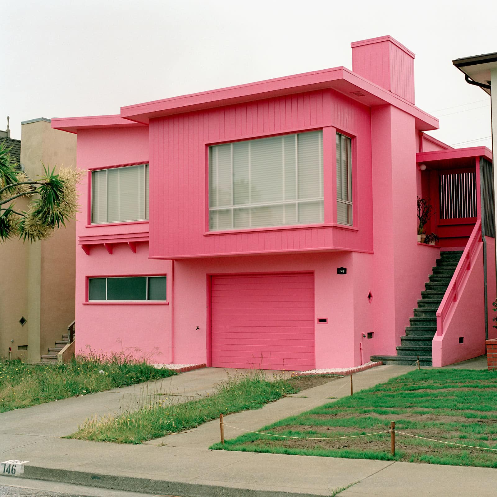 Фото розового дома. Розовый дом. Розовый коттедж. Розовый домик. Розовый дом современный.